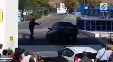 Petugas tak berhasil mencegah mobil yang melaju kencang.
