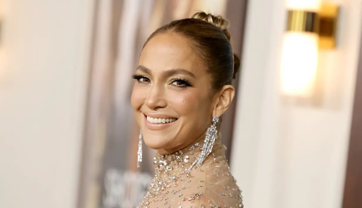 Jennifer Lopez tersenyum saat menghadiri pemutaran perdana film "Shotgun Wedding" di Los Angeles di TCL Chinese Theater di Hollywood, California (18/1/2023). Jennifer Lopez membawa pesona A-list yang serius di acara pemutaran film itu. (Emma McIntyre/Getty Images/AFP)