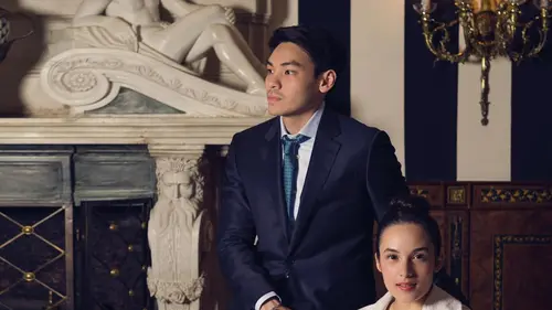 Chelsea Islan dengan Suaminya, memerlihatkan berbagai foto gaya old money. [@chelseaislan]