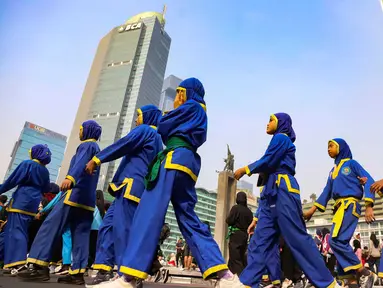 Pesilat dari berbagai perguruan silat se-Jabodetabek mengikuti Flash Mob Pencak Silat saat kegiatan CFD di kawasan Bundaran HI Jakarta, Minggu, 9 Agustus 2026. (KLY/Arie Basuki)