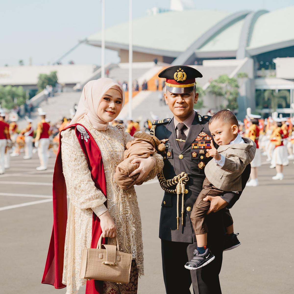 Ajudan Kapolri Temani Istri Pelantikan