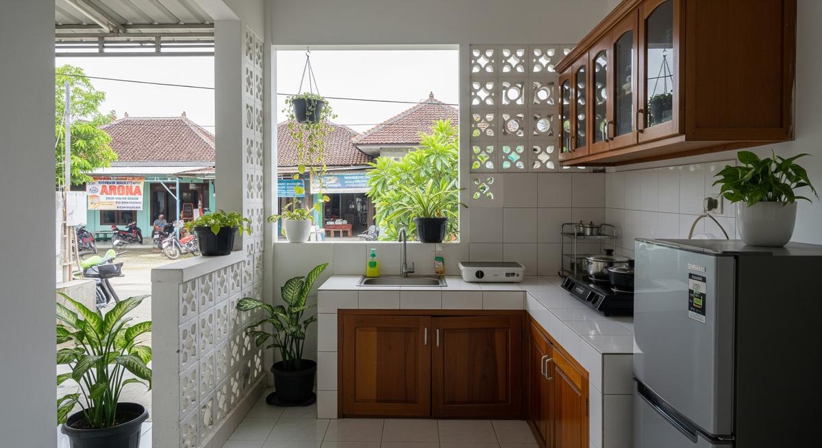 Desain Dapur Kecil Minimalis dengan Kombinasi Roster dan Tanaman