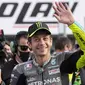 Usai melakukan perpisahan dengan pendukungnya di tribune, Rossi kemudian menjalani upacara perpisahan yang sudah disiapkan pihak Sirkuit Misano usai MotoGP Emilia Romagna. (AP Photo/Antonio Calanni)