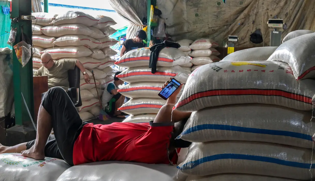 Diketahui, selama hampir enam bulan terakhir, Bapanas tidak menyalurkan bantuan beras Stabilitas Pasokan dan Harga Pangan (SPHP) tersebut. (BAY ISMOYO/AFP)
