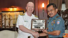 Citizen6, Tanjung Priok: (Pangkolinlamil), Laksda TNI S.M. Darojatim menerima kunjungan kehormatan Komandan Satuan Amfibi  Armada ketujuh Amerika Serikat RDML Jeffrey A. Harley di Jakarta Captain Adrian Jansen, Rabu (13/6). (Pengirim: Dispenkolinlamil)