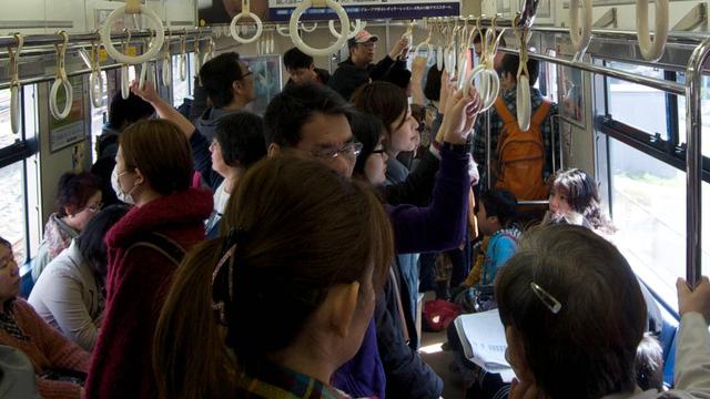 3 Alasan Mengapa Orang Jepang Tidak Mengobrol di Kereta