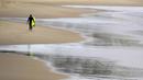 Seorang peselancar meninggalkan air di Pantai Bronte, Sydney, Australia, 24 Mei 2022. (AP Photo/Mark Baker)