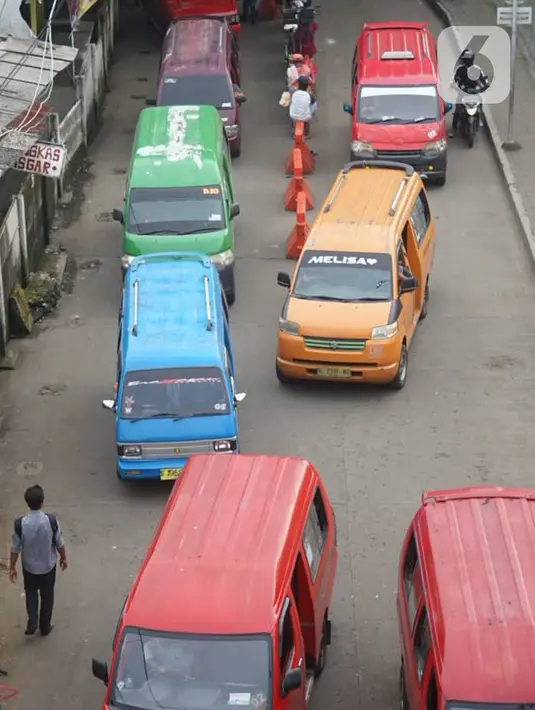 Angkutan umum (angkot) melintas di sekitar Terminal Depok, Jawa Barat, Kamis (30/1/2020). Kepala Dishub Depok, Dadang Wihana mengatakan, pada tahun 2019 telah berhasil mengumpulkan retribusi terminal sebesar Rp1.288.000.000. (Liputan6.com/Immanuel Antonius)