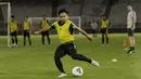 Pemain Timnas Indonesia, Andik Vermansah, melepaskan tendangan saat latihan jelang laga kualifikasi Piala Dunia di SUGBK, Jakarta, Senin (2/9). Indonesia akan berhadapan dengan Malaysia. (Bola.com/M Iqbal Ichsan)