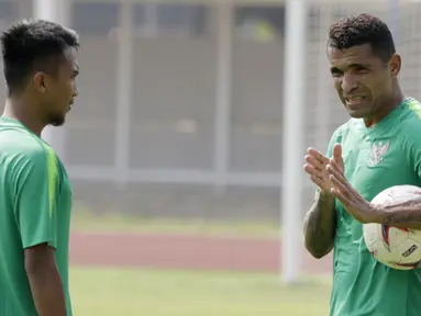 Pemain Timnas Indonesia, Beto Goncalves, berdiskusi dengan Muhammad Hargianto, usai latihan di Stadion Madya Senayan, Jakarta, Rabu (21/11). Latihan ini persiapan jelang laga Piala AFF 2018 melawan Filipina. (Bola.com/M. Iqbal Ichsan)