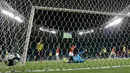 Kiper Ekuador, Alexander Dominguez gagal menghalau tendangan pemain Alexis Sanchez saat menghadapi Chile dalam matchday kedua Grup C Copa America 2019 di Arena Fonte Nova, Salvador, Brasil, Jumat (21/6/2019). Chile melaju ke perempatfinal Copa America 2019. (AP Photo/Natacha Pisarenko)