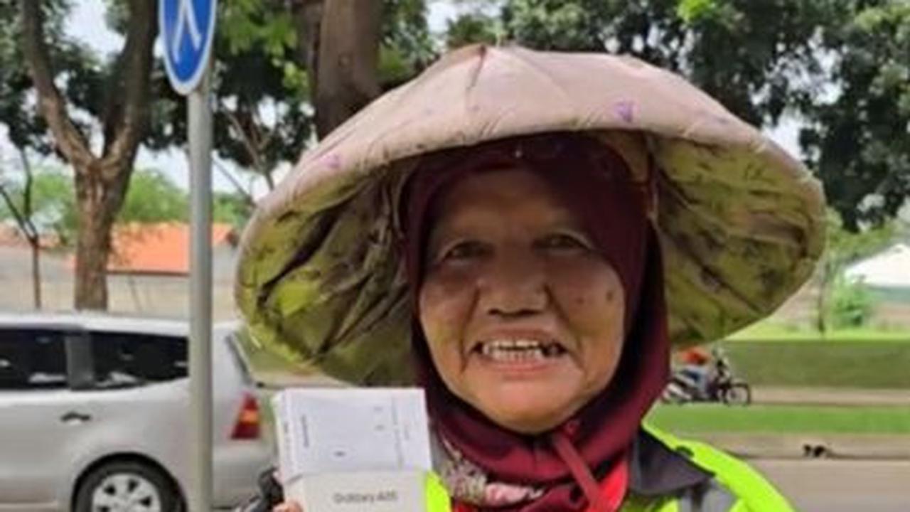 Tanpa diduga Jhon LBF memberi tukang sapu jalanan tersebut Hp baru.&nbsp;