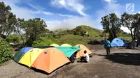 Pendaki membangun tenda saat mendaki Gunung Merbabu di Selo, Boyolali, Jawa Tengah, Minggu (3/2). Gunung dengan tinggi 3145 mdpl ini dapat ditempuh dengan waktu 7 - 8 jam berjalan kaki. (Merdeka.com/Arie Basuki)