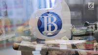 Karyawan menghitung uang kertas rupiah yang rusak di tempat penukaran uang rusak di Gedung Bank Indonessia, Jakarta (4/4). Selain itu BI juga meminta masyarakat agar menukarkan uang yang sudah tidak layar edar. (Merdeka.com/Arie Basuki)