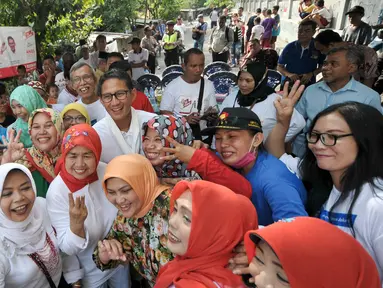 Sejumlah warga berselfie dengan Calon Wakil Gubernur DKI Jakarta, Sandiaga Salahudin Uno, Jakarta, Selasa (6/12). Selain meminta doa restu, Sandiaga Uno juga mensosialisasikan visi dan misinya bila terpilih nanti. (Liputan6.com/Yoppy Renato)