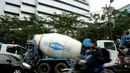 Sebagian ruas jalan di salah satu sisi gedung KPK Jakarta terlihat penuh dengan disitanya kembali aset milik tersangka kasus pencucian uang TB Chaeri Wardhana. (Liputan6.com/Helmi Fithriansyah)