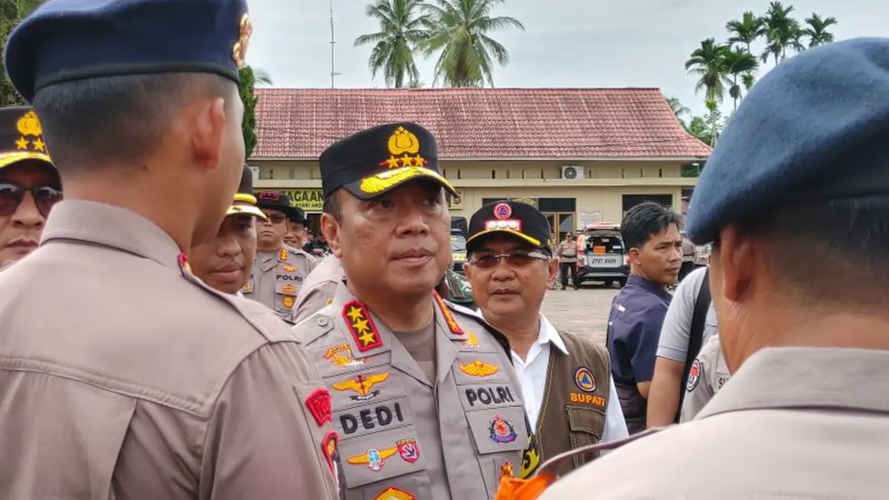 Wakapolri Komisaris Jenderal Polisi Dedi Prasetyo saat melepas tambahan lima arat berat untuk membantu penanganan bencana di Sumatera Barat. (Istimewa)
