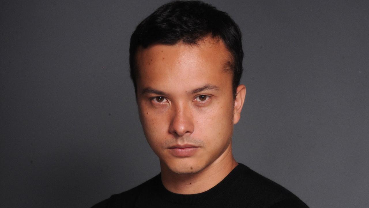 Potret Fashion Nicolas Saputra Memakai Baju Hitam