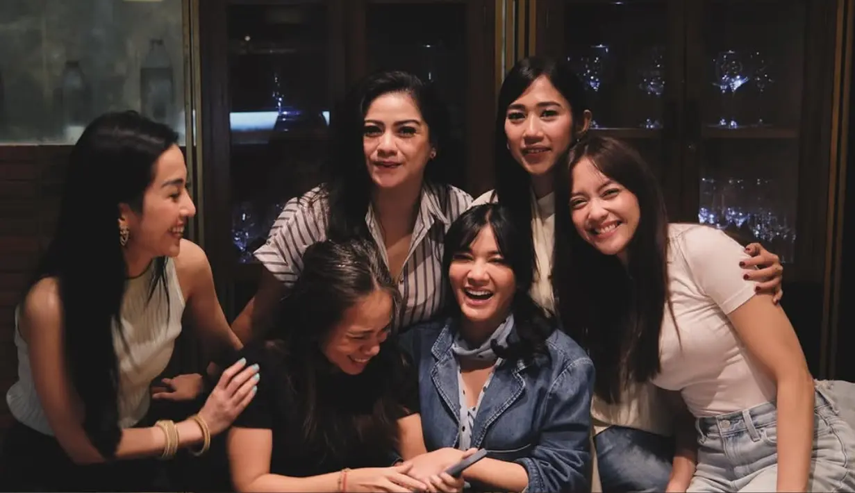 Bersama para sahabat termasuk, Ririn Dwi Ariyanti, Naysila pun tampil dengan jaket denim model blazer dipadu inner polkadot. [@naymirdad]