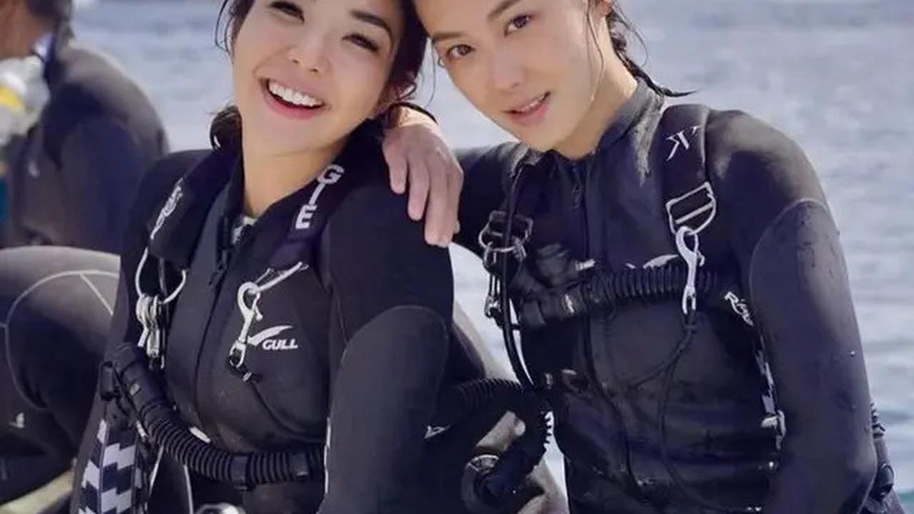 Di wetsuit hitam bermotif catur, Gisel mengikat rambutnya ke belakang, memperlihatkan wajah glowing-nya.&nbsp;