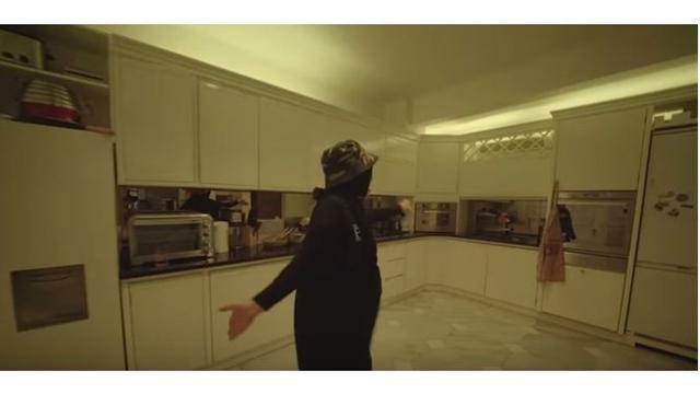 Dapur rumah keluarga fenomenal ini bernuansa putih dan luas.