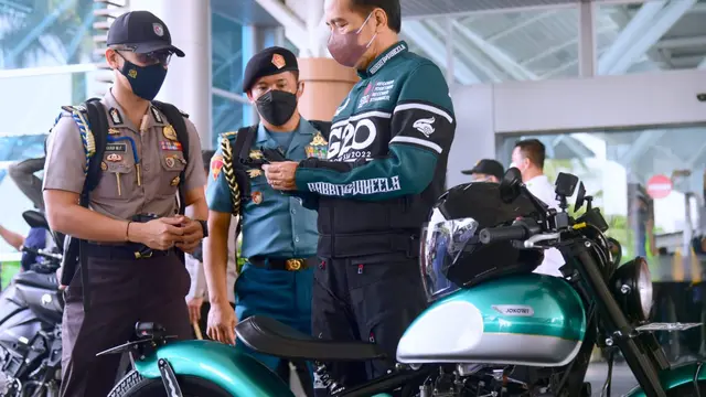 Presiden Joko Widodo atau Jokowi memakai jaket custom edisi terbatas dengan tema G20 Indonesia.