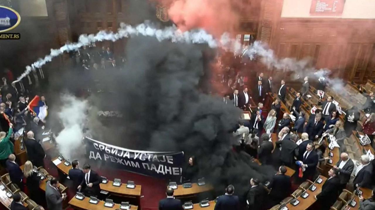 FOTO: Kericuhan Rapat Parlemen Serbia, Anggota Oposisi Nyalakan Bom Asap dan Lempar Gas Air Mata