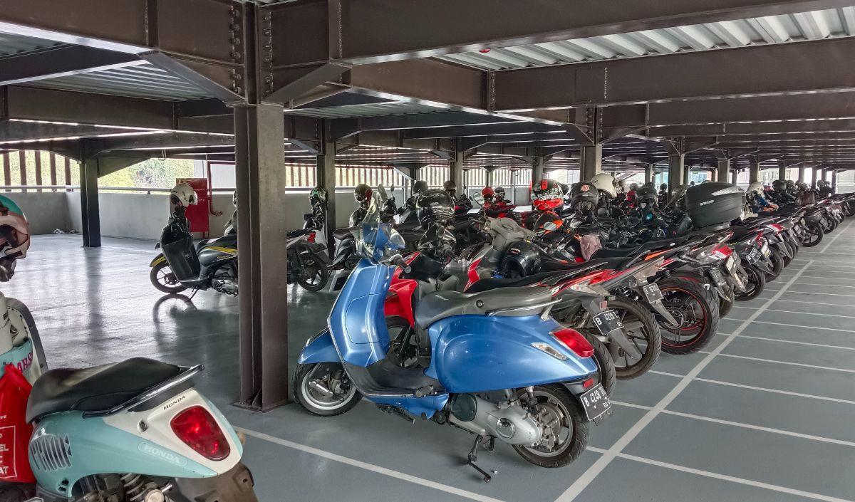 "Lahan parkir yang dikelola Jasamarga ini untuk mobil 35 unit, dan motor 830 unit," kata Lukman.