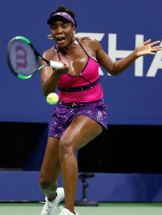 Petenis Venus Williams mengembalikan bola ke arah Serena Williams saat bertanding di putaran ketiga turnamen tenis AS Terbuka di New York, Jumat (31/8). Venus kalah dari Serena. (AP Photo/Adam Hunger)