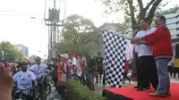 Walikota Semarang mengibarkan bendera start di Gowes Pesona Nusantara (dok: Kemenpora)