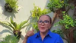 Selain fisik, Mpok Atiek juga fokus pada kesehatan mental selama proses pengobatan. Terapi yang ia jalani menekankan pentingnya menjaga keseimbangan emosi dan suasana hati yang positif. Menurut Mpok Atiek, hal ini membuat proses penyembuhannya menjadi lebih ringan dan penuh harapan. (Liputan6.com/IG/@mpok.atiek)