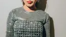 Vest kotak-kotak dengan warna silver jadi sentuhan playful di penampilan Rossa. [@itsrossa910]