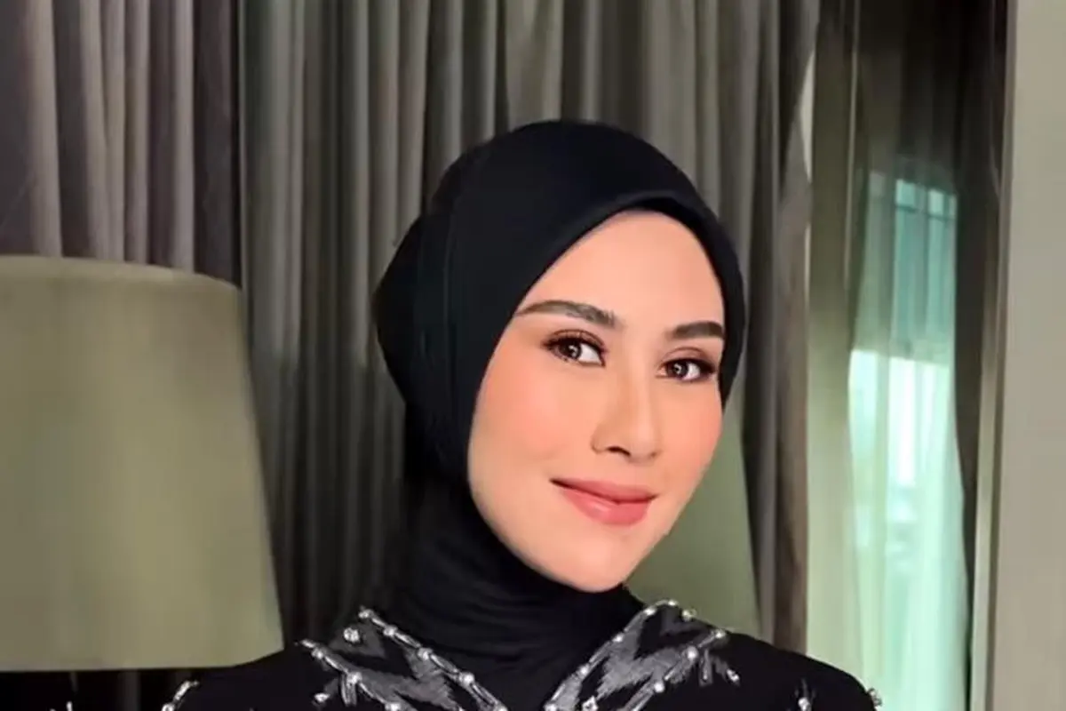 6 Gaya Syahnaz Sadiqah Kenakan Kebaya Tenun dan Hijab Berpose Bareng Suami, Pancarkan Aura bak Ibu Pejabat