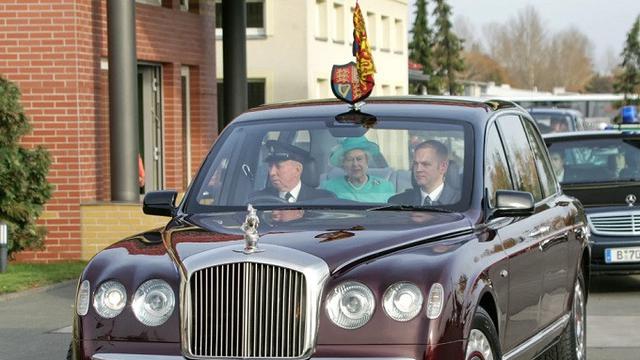 Ratu Elizabeth II tertangkap kamera saat menaiki Bentley State Limousine. (Dok. AP)