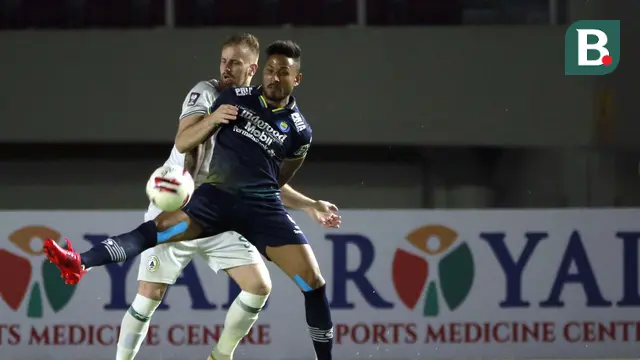 FOTO: PS Sleman Kontra Persib Bandung Masih Imbang 0-0 di babak Pertama - Wander Luiz; Maslac Mario