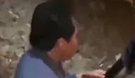 Momen Kiai Anwar Zahid Terduduk di Pinggir Jalan Usai Kecelakaan
