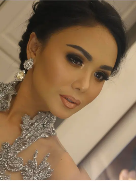 Disampingi doa, foto Yuni Shara itu dibanjiri pujian. Tampil cantik natural tanpa make up. Ratusan komentar memuji kecantikan dan menanyakan rahasia awet muda. (Instagram/yunishara36)