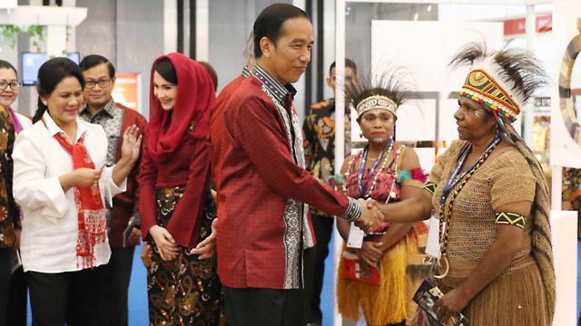 <span>Presiden Joko Widodo bersama ibu negara Iriana meninjau pameran Trade Expo 2017 di ICE BSD, Tangerang Selatan, Rabu (11/10). Pameran Trade Expo Indonesia (TEI) ke-32 tersebut  berlangsung dari 11-15 Oktober 2017. (Liputan6.com/Angga Yuniar)</span>