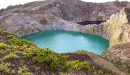 Gunung Kelimutu adalah gunung berapi yang terletak di Pulau Flores, Provinsi NTT, Indonesia. Lokasi gunung ini tepatnya di Desa Pemo, Kecamatan Kelimutu, Kabupaten Ende. Gunung ini memiliki tiga buah danau kawah di puncaknya.