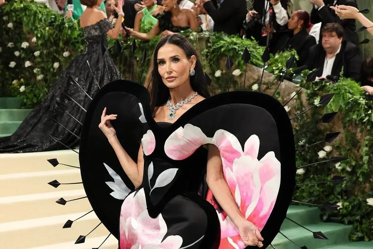 Demi Moore Come Back ke Met Gala 2024 dengan Gaun Wallpaper, Jadi Penampilan Terbaik di Usia 61 Tahun