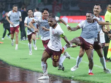 Pemain Borneo FC, Habibi Jusuf, berhasil menyamakan kedudukan menjadi 1-1 saat waktu menunjukkan menit 90+9. (Bola.com/M Iqbal Ichsan)
