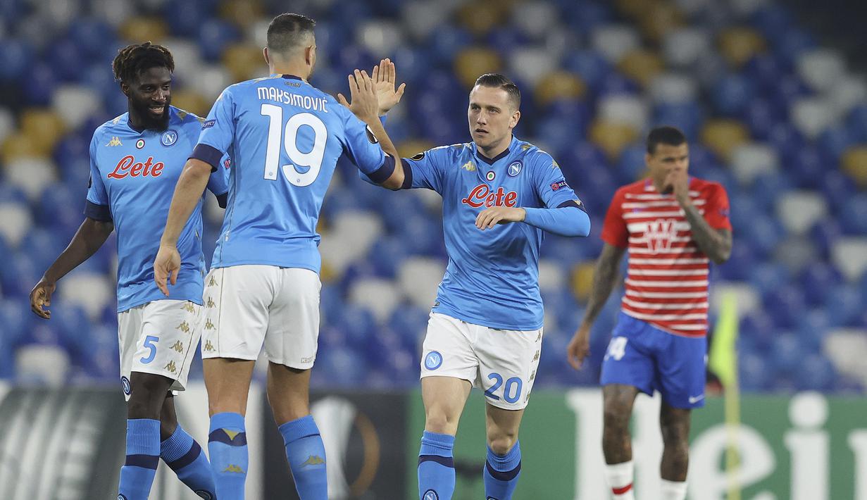 Gelandang Napoli, Piotr Zielinski (kanan) bersama rekan setim merayakan gol pertama yang dicetaknya ke gawang Granada dalam laga leg kedua babak 32 Besar Liga Europa 2020/21 di Diego Armando Maradona Stadium, Kamis (25/2/2021). Napoli menang 2-1 atas Granada. (LaPresse via AP/Alessandro Garofalo)