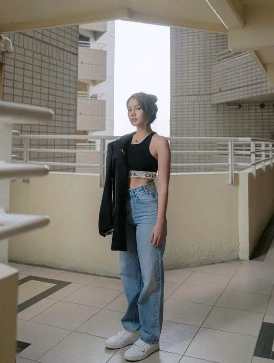 Vanesha Prescilla bergaya messy look kenakan sport bra dan oversized jeans dengan oversized blazer [@vaneshaass]