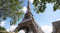 Menara Eiffel terlihat di Paris, Prancis, Kamis (18/6/2020). Menara Eiffel akan kembali dibuka pada 25 Juni mendatang. (Xinhua/Gao Jing)