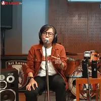 Ari Lasso dan Andra kenang karya sahabatnya, Erwin Prasetya lewat nada dan cerita. (Foto: Ari Lasso TV)
