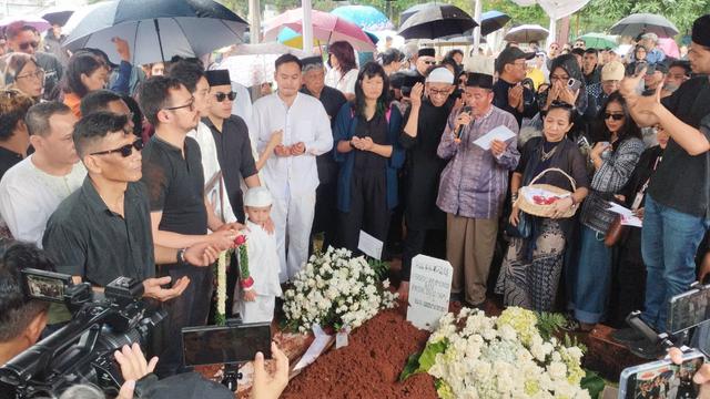 Ray Sahetapy dimakamkan di Taman Pemakaman Umum (TPU) Tanah Kusir, Jakarta Selatan, Jumat (4/4/2205).(M.Altaf Jauhar)
