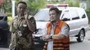 Mantan anggota DPRD Bandung periode 2009-2014, Tomtom Dabbul Qomar berjalan didampingi petugas akan menjalani pemeriksaan lanjutan oleh penyidik di Gedung KPK, Jakarta, Selasa (3/3/2020). (merdeka.com/Dwi Narwoko)