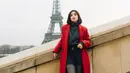 Febby Rastanty juga sempat berlibur ke Paris, Prancis. Melalui media sosialnya, dia tampil menawan dengan inner dan short skirt hitam yang dipadukan long outer berwarna merah