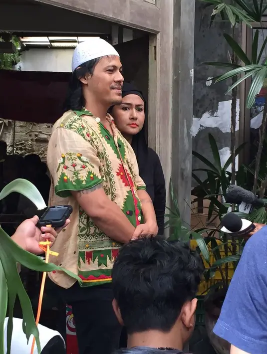 Belasan tahun silam, saat Ria Irawan sedang dipuncak popularitasnya. Seperti dilansir tabloid Nyata, Mayky melamar jadi asisten pribadinya. Setelah itu, ia berharap bisa disekolahkan, demi mengejar cita-citanya sebagai penulis. (Adrian Putra/Bintang.com)