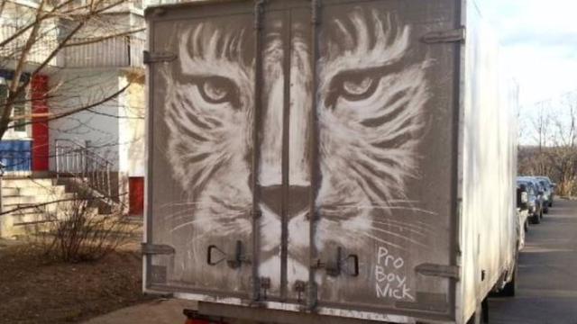 Karya Menakjubkan, Seniman Bikin Mural Pakai Mobil Kotor ...